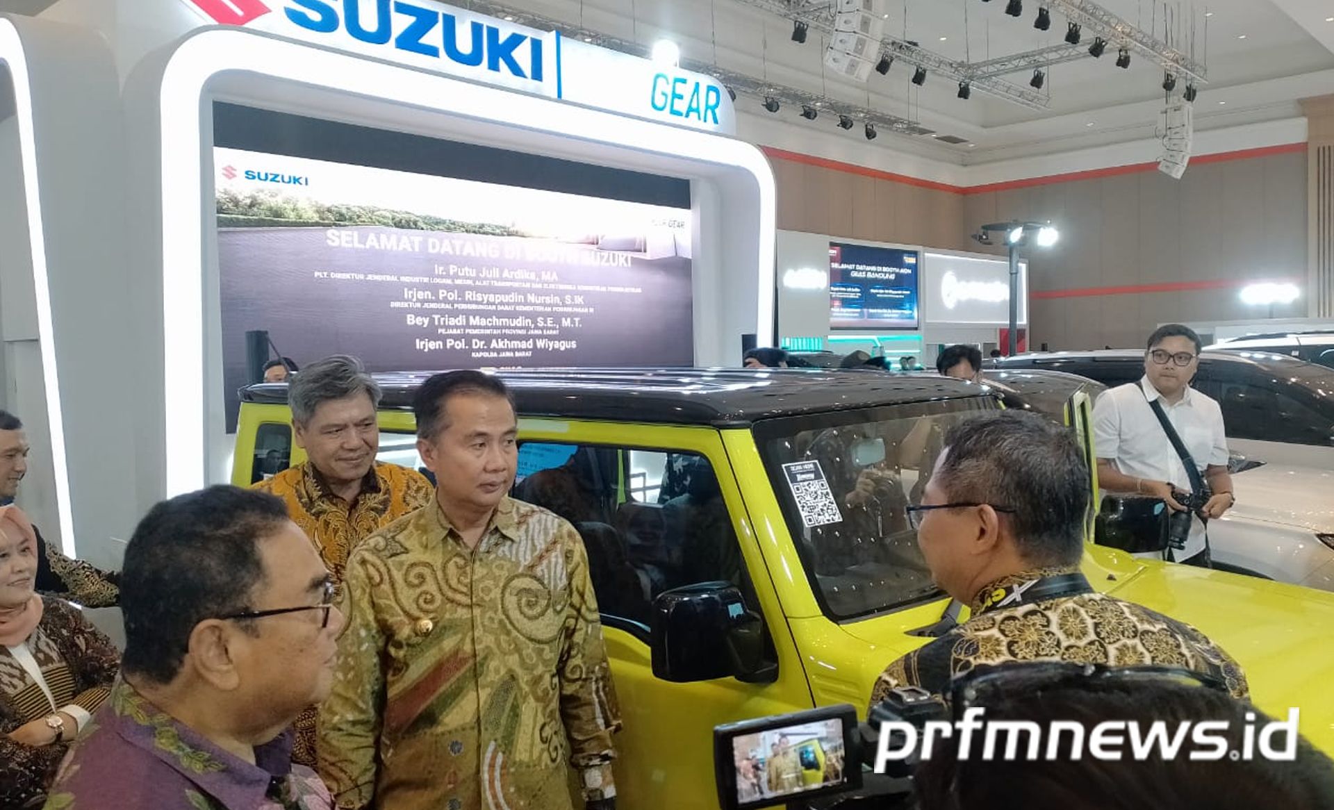 Pj Gubernur Jabar Bey Machmudin saat tinjau booth Suzuki di GIIAS Bandung 2024.