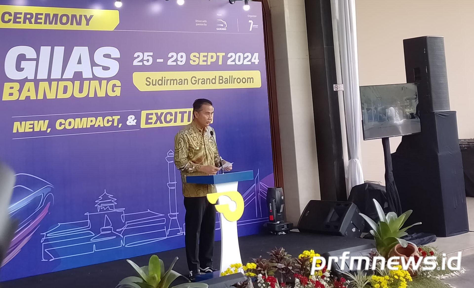 Pj Gubernur Jabar saat membuat GIIAS Bandung 2024 pada Rabu, 25 September 2024.