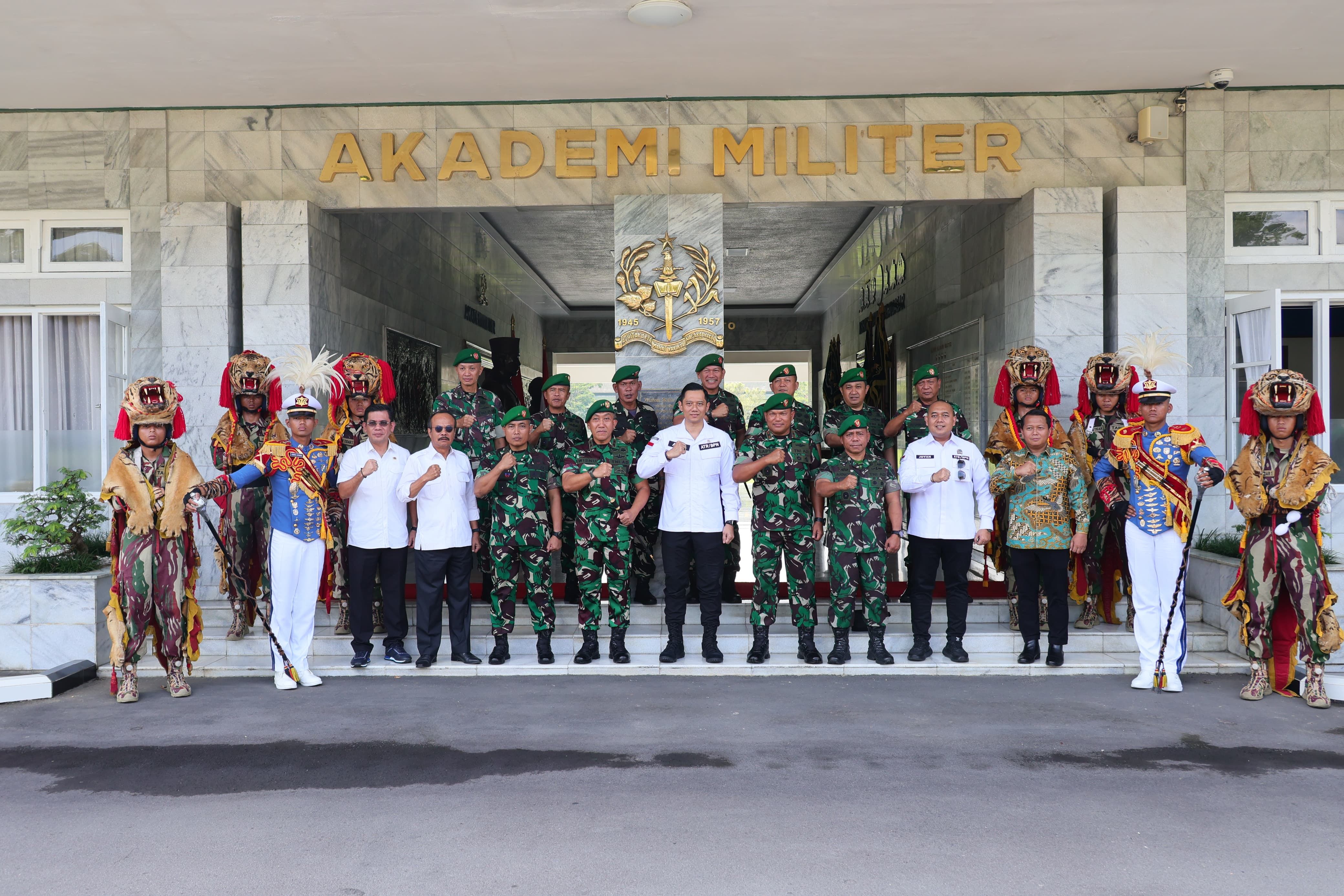 Menteri Agraria dan Tata Ruang/Kepala Badan Pertanahan Nasional (ATR/BPN), Agus Harimurti Yudhoyono (AHY) berfoto bersama saat mengunjungi Akmil