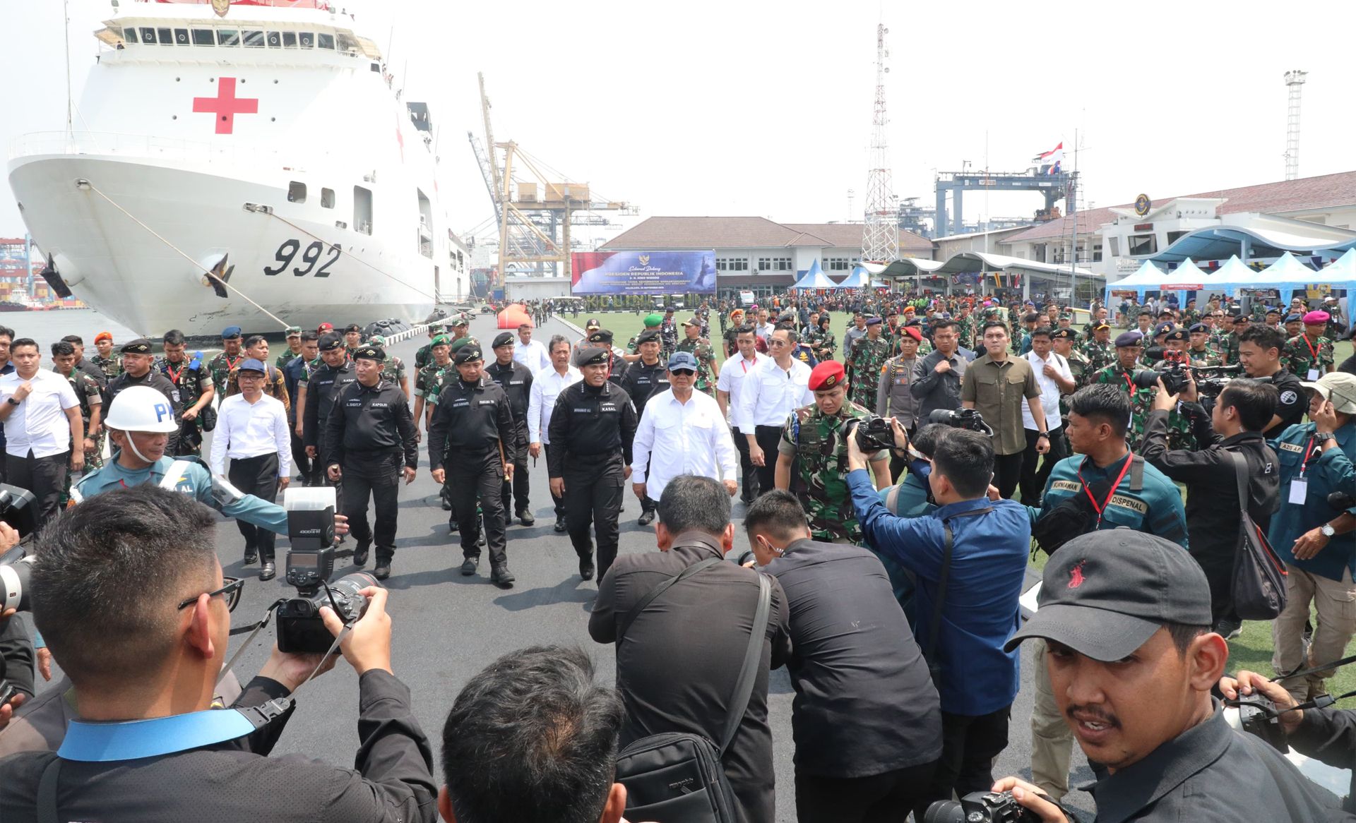 Bersama Presiden RI Jokowi, Menteri ATR/BPN Agus Harimurti Yudhoyono (AHY) Peroleh Brevet Kehormatan Hiu Kencana dari TNI AL, Sabtu 28 September 2024