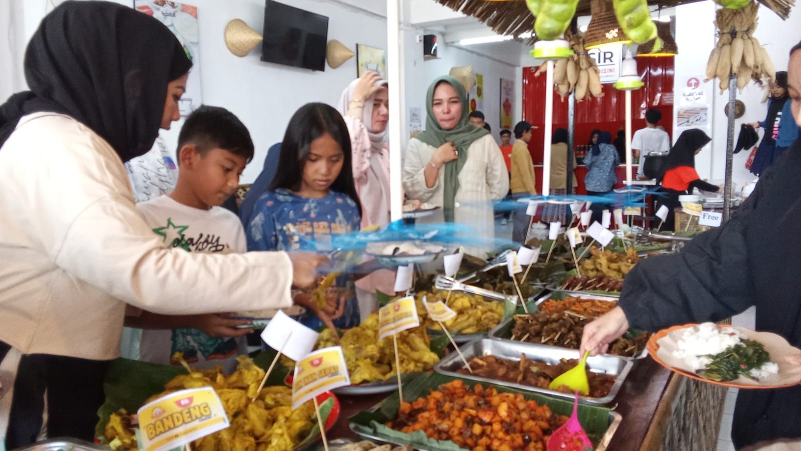 Sejumlah pengunjung sedang mengantri di Warung Makan Pak Wan