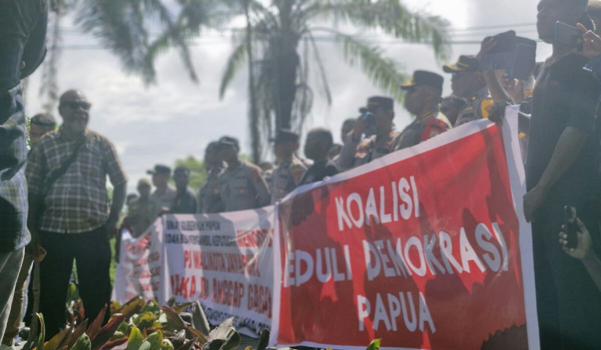 Koalisi Peduli Demokrasi Papua menuntut Pj Walikota Jayapura Christian Sohilait diduga melanggar kode etik ASN berkat rekaman video yang beredar.