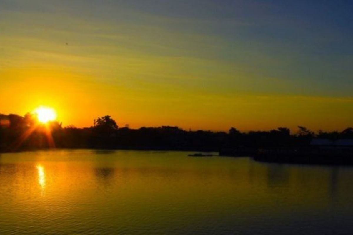 Embung Tambakboyo, spot hidden gem di Jogja buat nikmatin sunset epik & vibes senja yang chill. Dijamin bikin kamu lupa waktu!