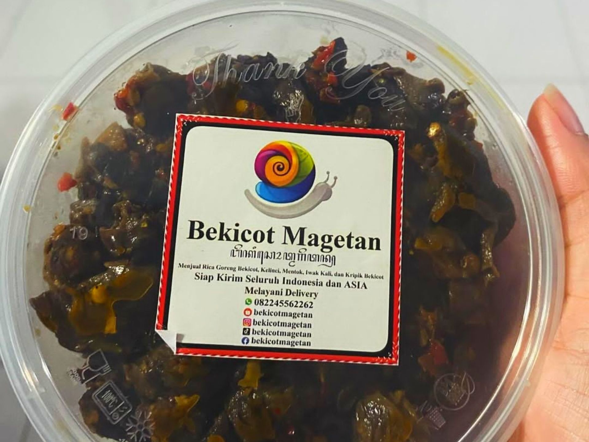 Selain makan di tempat, pengunjung juga dapat membeli rica bekicot dalam kemasan yang siap dibawa pulang.