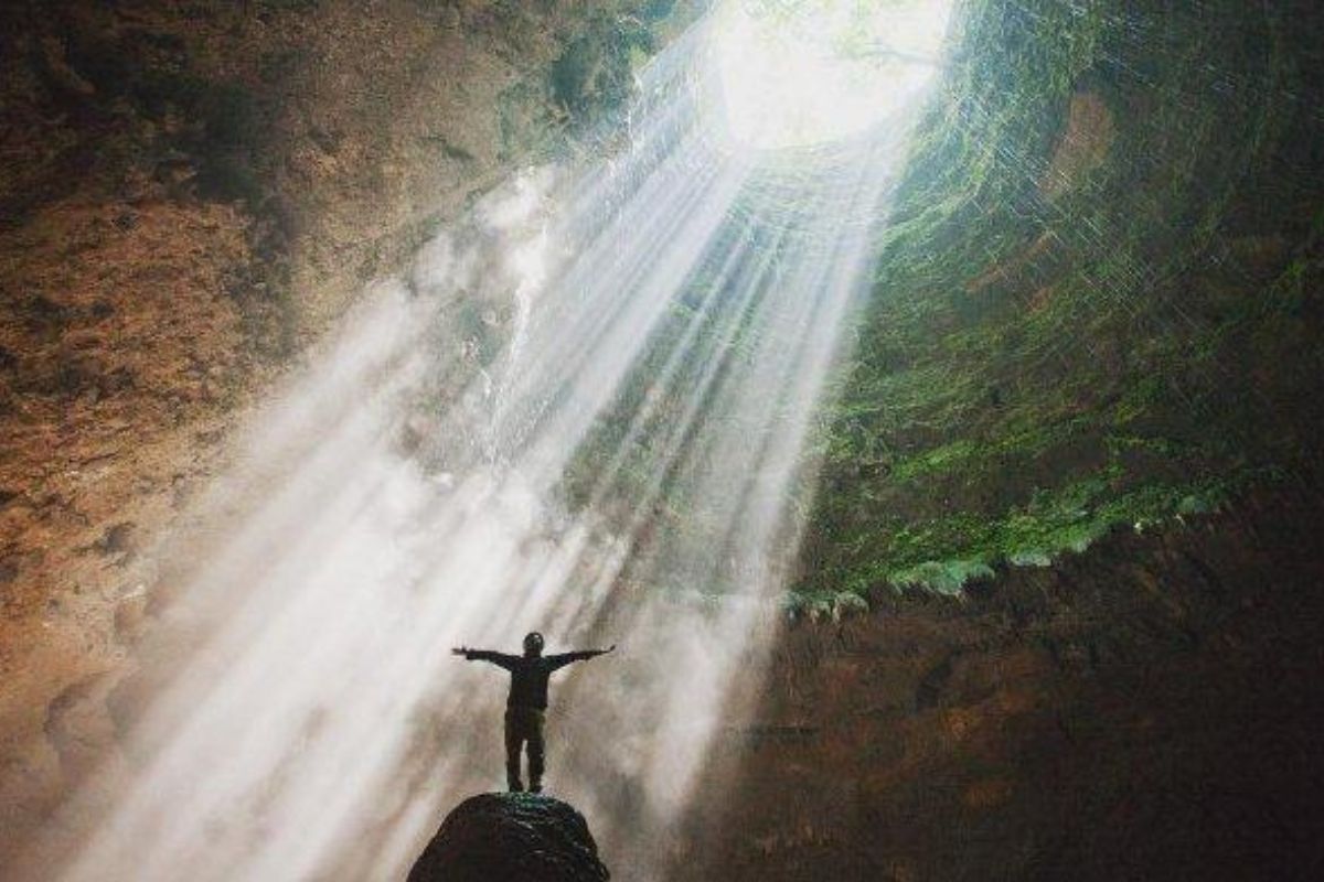 Menjelajah Gua Jomblang, wisata ekstrem di Yogyakarta dengan atraksi 'cahaya surga.' Tiket gratis jika bawa peralatan sendiri, sewa mulai Rp450.000!