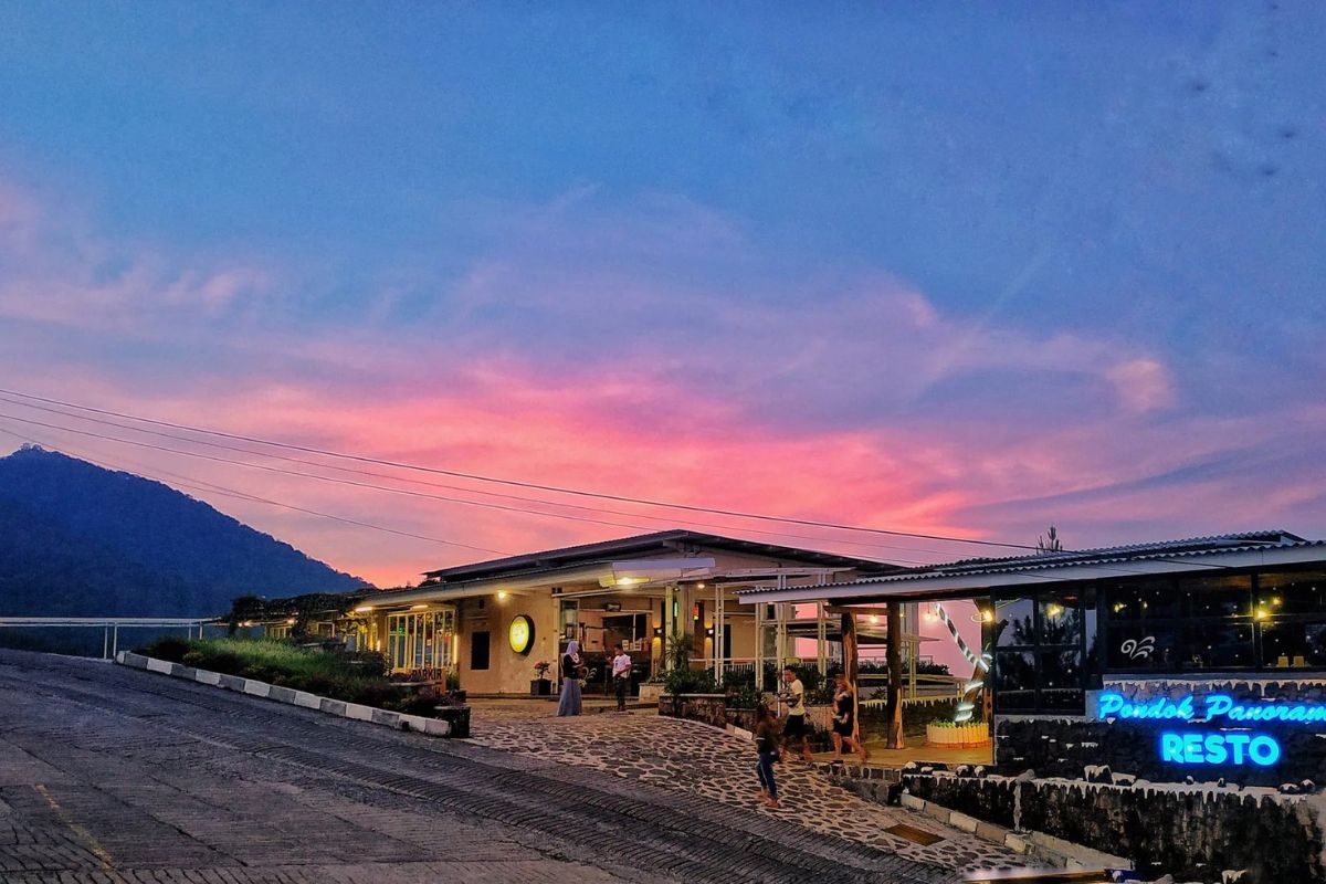 Nikmati kolam renang alami, trekking, dan flying fox di Umbul Sidomukti! Destinasi alami di lereng gunung ini cocok untuk liburan santai dan seru.