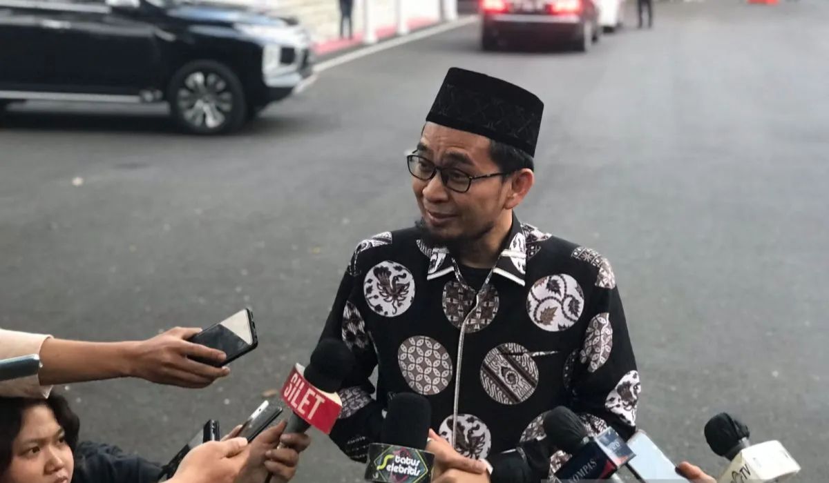 Ustaz Adi Hidayat.