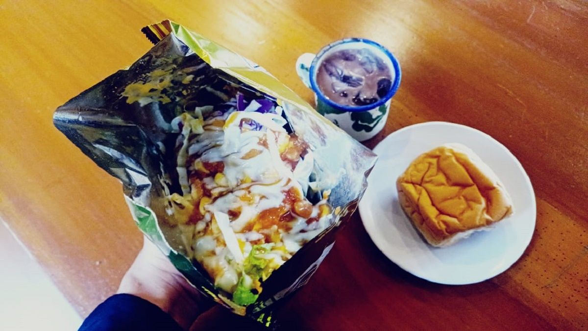 Chips Campur, jajanan kekinian berbahan dasar keripik dipadukan aneka sayuran segar dan protein seperti sosis atau ayam, serta berbagai pilihan saus menggugah selera. (Foto: Rayhan)