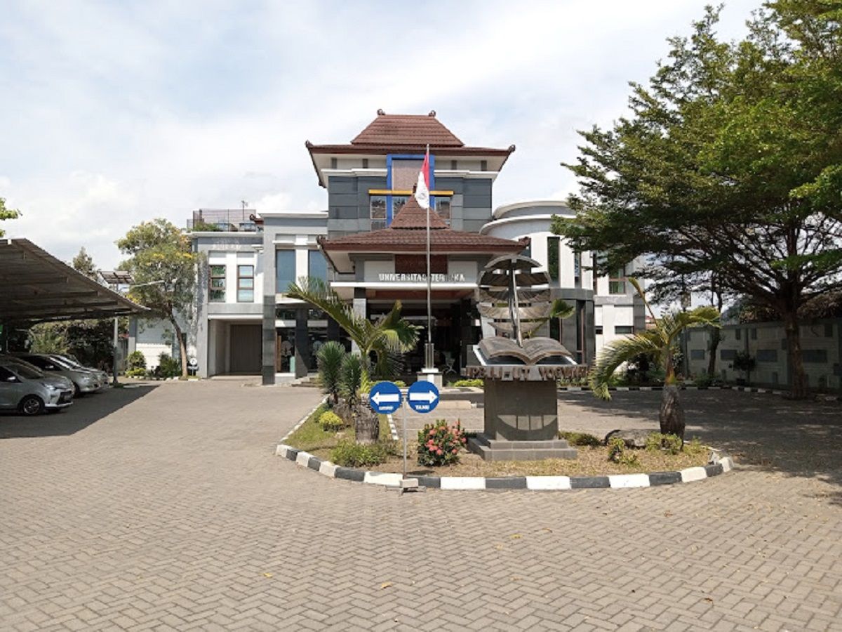Universitas Terbuka Jogja salah satu kampus yang berikan layanan kelas karyawan full online dengan harga SPP murah mulai 1 jutaan.