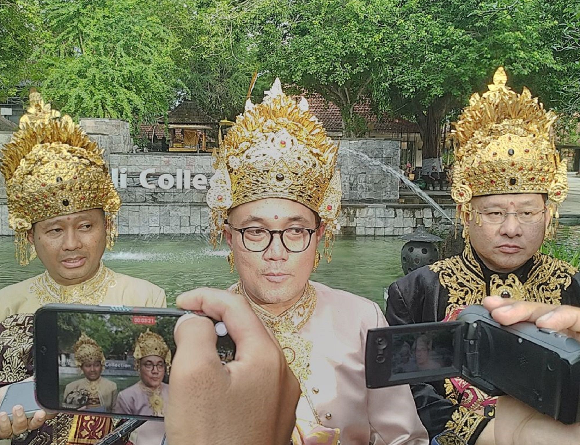 Direktur Utama ITDC Ari Respati (tengah) didampingi Direktur  Operasi ITDC Wenda Ramadya Nabiel (kiri) dan Direktur Komersial ITDC Troy Reza Warokka (kanan) di Bali Collecton The Nusa Dua, Badung, Senin (13/1/2025).