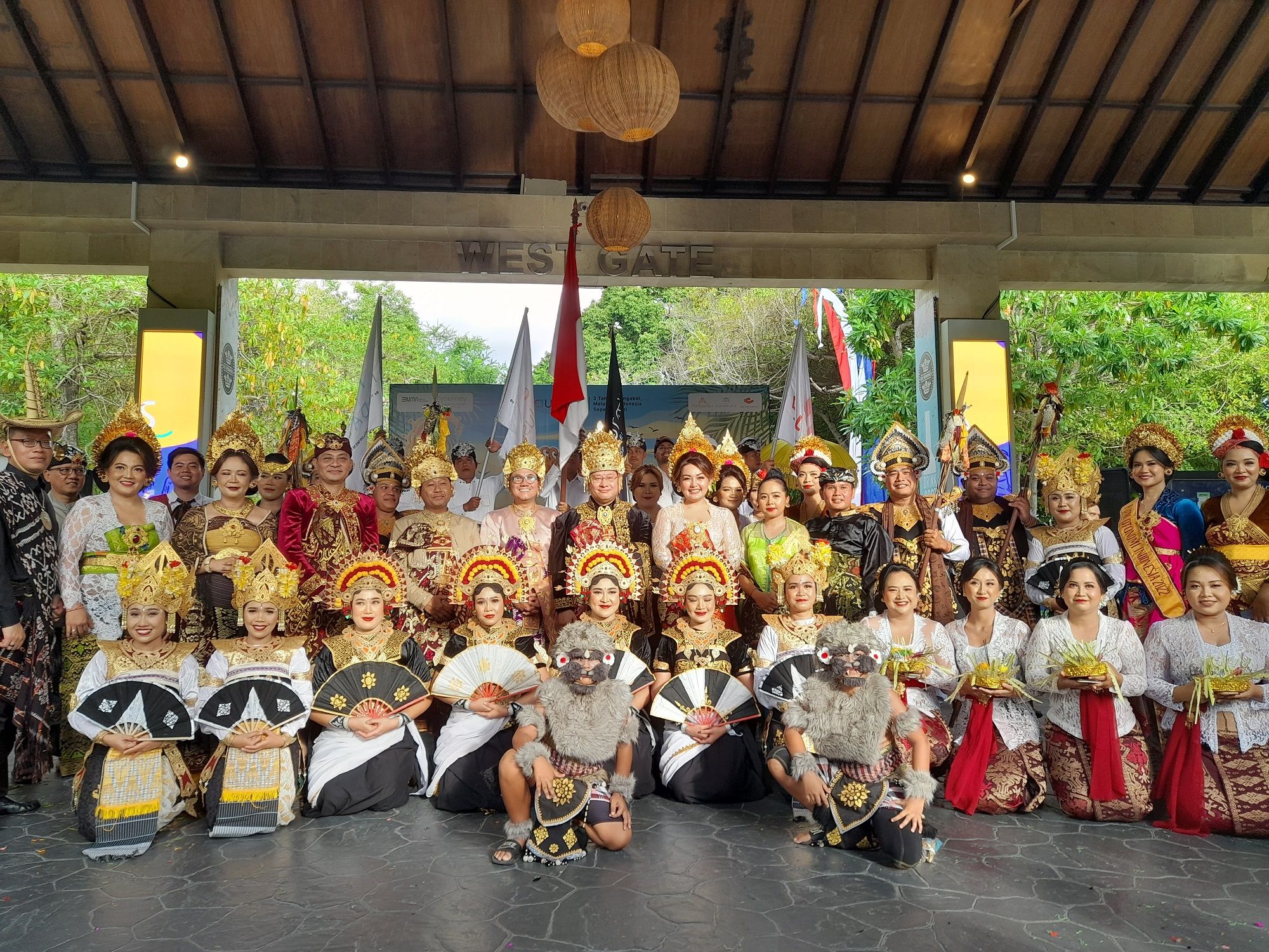 Jajaran direksi ITDC dan peeserta parade budaya berfoto bersama di area Bali Collection The Nusa Dua, Badung, Senin (13/1/2025).