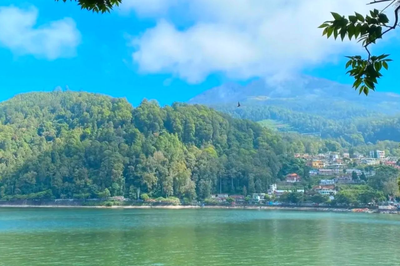 Telaga Sarangan adalah ikon wisata Magetan yang terkenal.