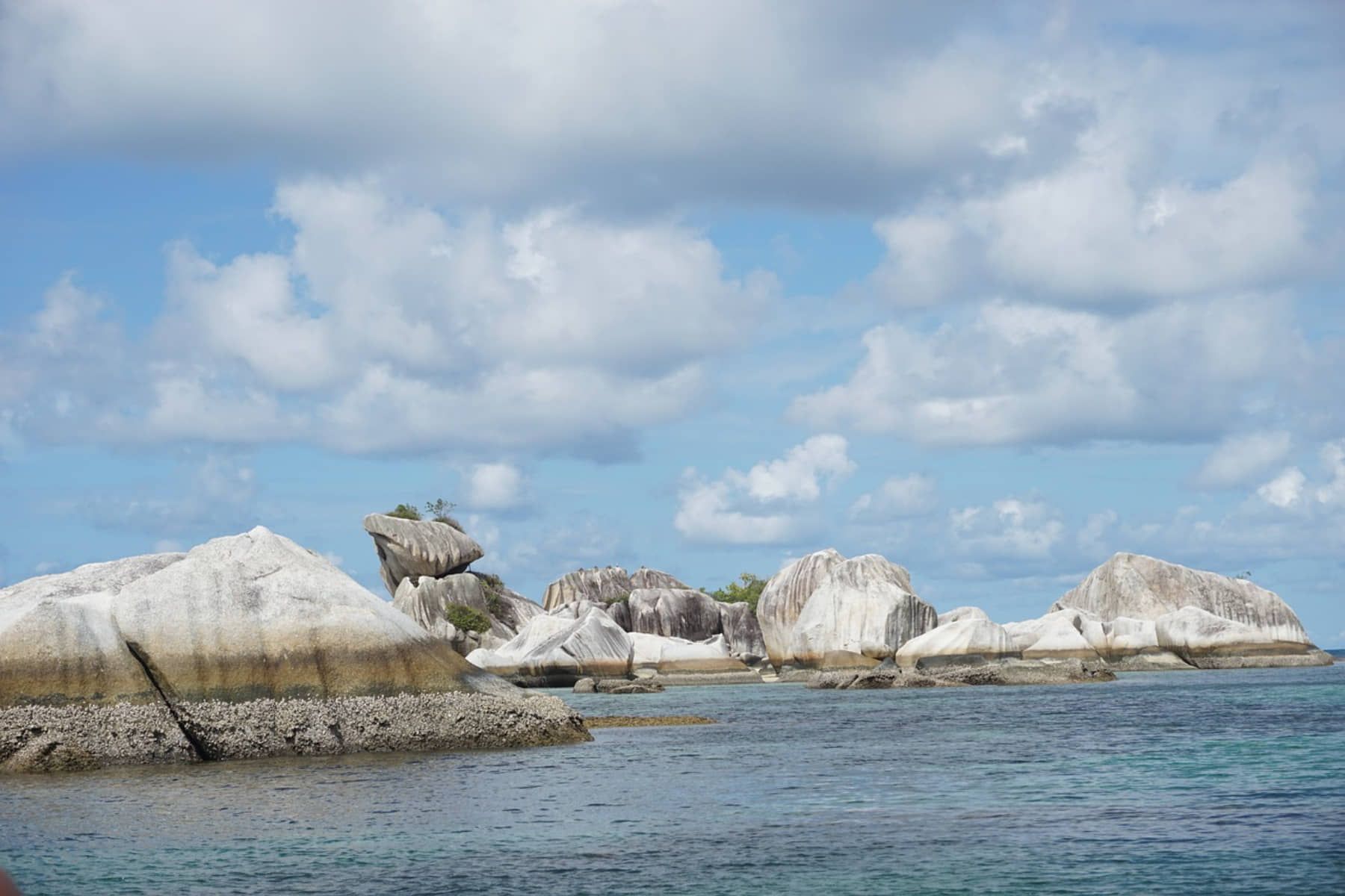 Benarkah batu raksasa di Pantai Tanjung Kelayang dulunya adalah burung yang dikutuk?
