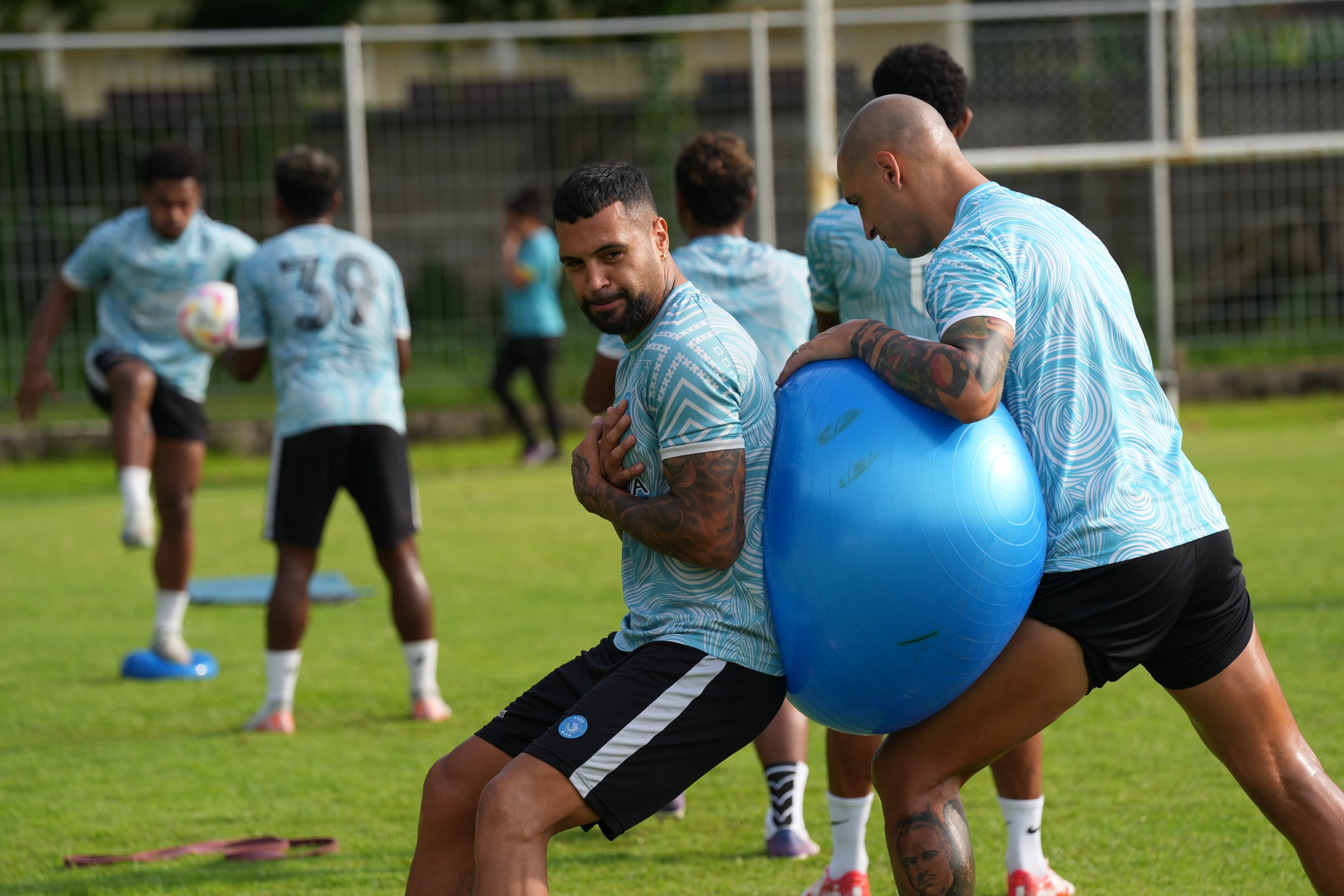Pemain belakang PSBS Biak, Julian Velasquez dalam sesia latihan di Lapangan Gelora Samudera, Bali, Selasa (18 Februari 2025) / foto PSBS Biak