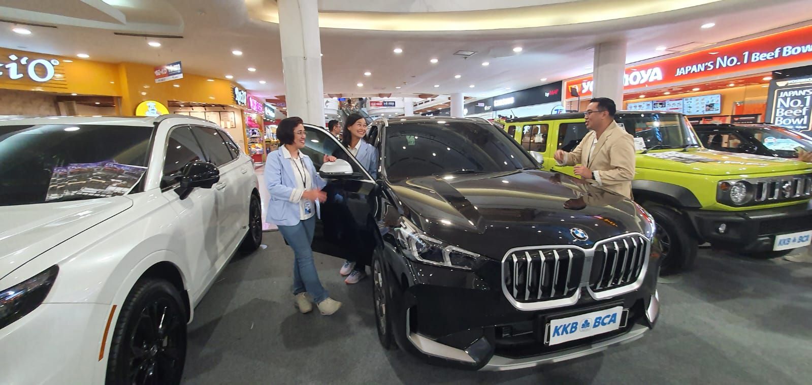 Kepala KCU BCA Tegal, Kenneth Sajuti, didampingi oleh para pengurus KCU BCA Tegal mengunjungi stand pameran mobil Autoshow BCA KCU Tegal 2025 di Pacific Mall Tegal, Jumat, 21 Februari 2025.
