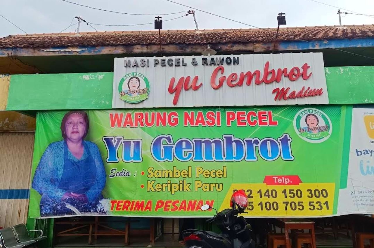 Nasi pecel khas Madiun memang tidak boleh dilewatkan. Salah satu tempat terbaik untuk menikmati hidangan ini adalah Nasi Pecel Yu Gembrot