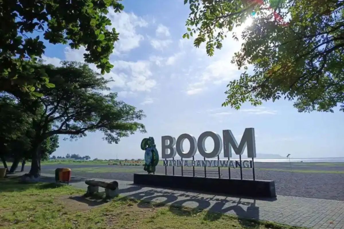 Momen sunrise dari Pantai Boom, tempat terbaik buat awali hari dengan damai.