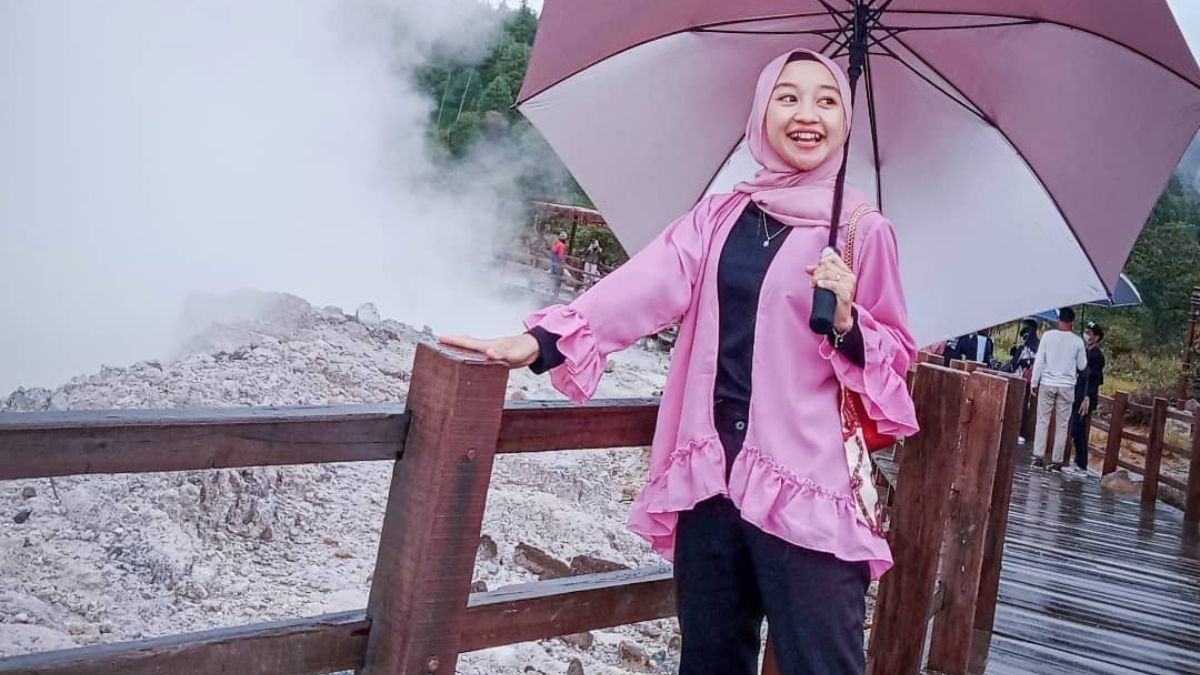 Pengunjung berfoto di Kawah Sikidang Wonosobo