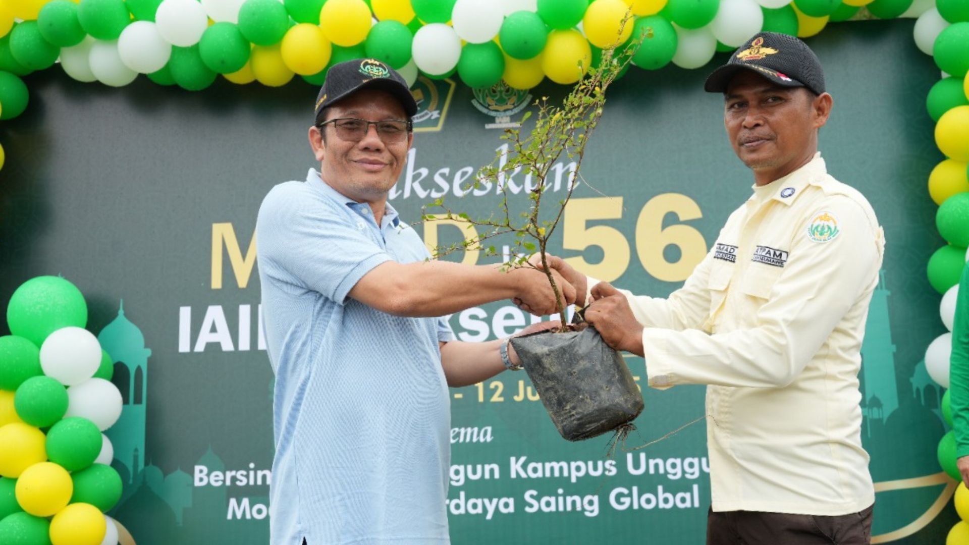 Rektor IAIN Prof Danial menyerahkan bibit tanaman secara simbolis kepada karyawan
