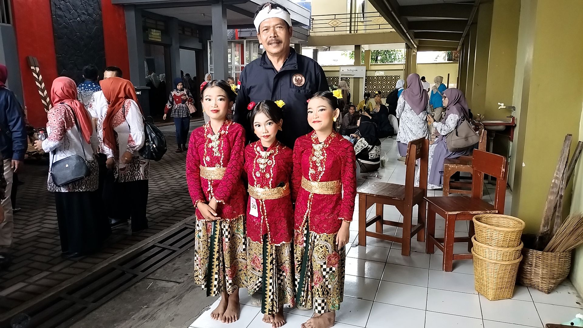 Kepala Sekolah SDN 1 Sawati,Aep Saepudin,S.Pd,berfoto bersama peserta