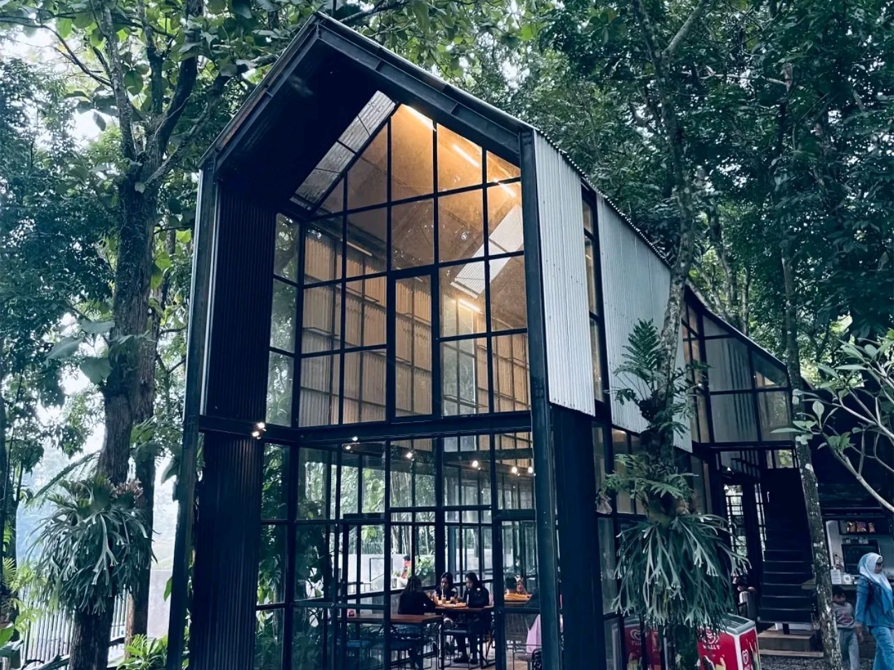 Kayangan Cafe and Space, sebuah kafe dengan konsep natural elegan yang terletak di Dusun Kayangan, Desa Brubuh, Kecamatan Jogorogo, di kaki Gunung Lawu.