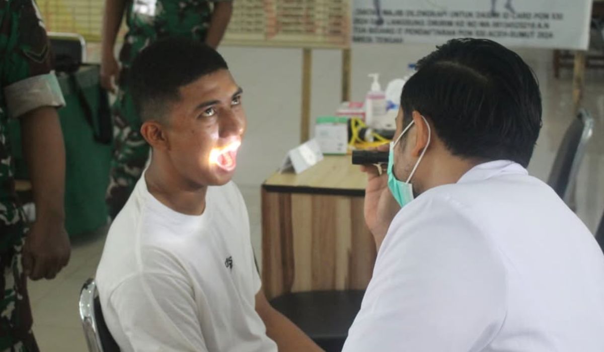 Komandan Detasemen Kesehatan Wilayah (Dandenkesyah) Palu, Letkol Ckm Usman, SKM, M.A.R.S., turun langsung mengawasi proses seleksi tahap pemeriksaan kesehatan bagi calon siswa (casis) Secaba PK Gel I TA 2025 Korem 132/Tadulako