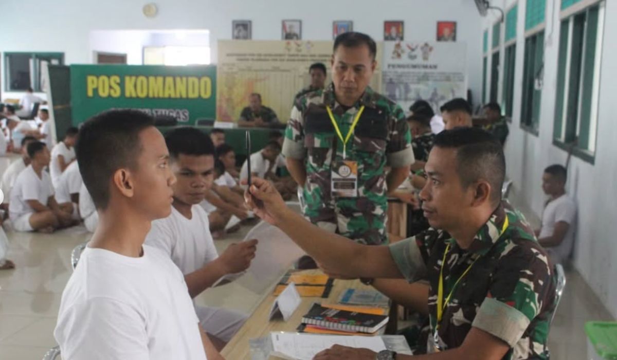 Komandan Detasemen Kesehatan Wilayah (Dandenkesyah) Palu, Letkol Ckm Usman, SKM, M.A.R.S., turun langsung mengawasi proses seleksi tahap pemeriksaan kesehatan bagi calon siswa (casis) Secaba PK Gel I TA 2025 Korem 132/Tadulako