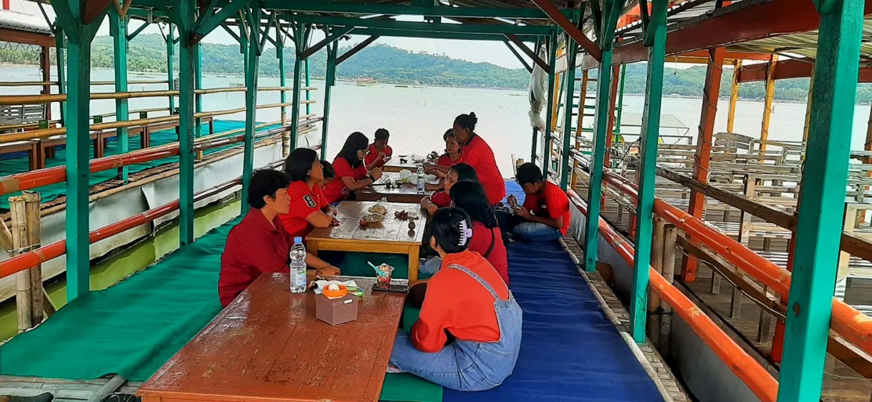 Warung Apung Rowo Jombor
