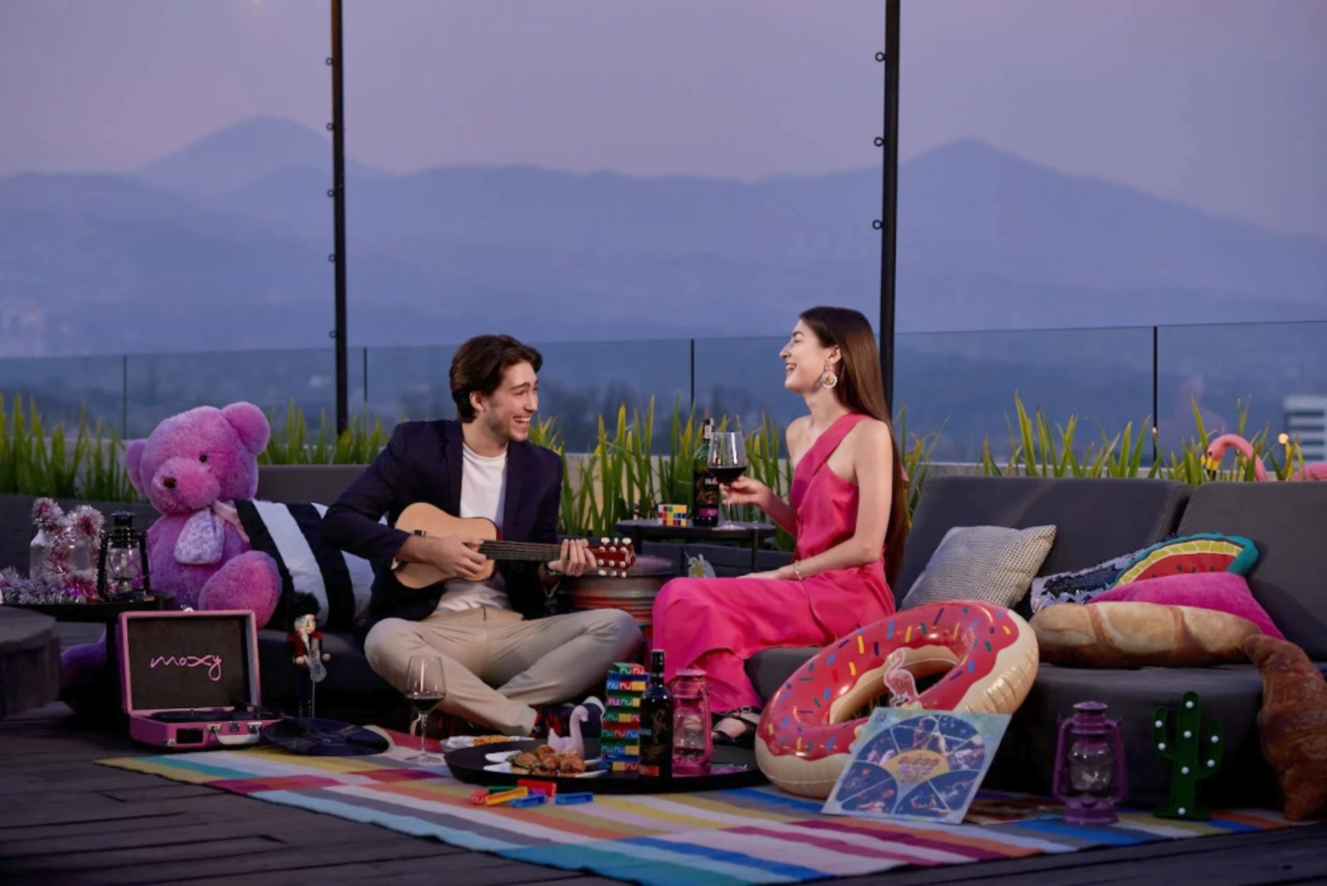 Moxy Sky Resto cocok untuk keluarga muda yang suka suasana modern