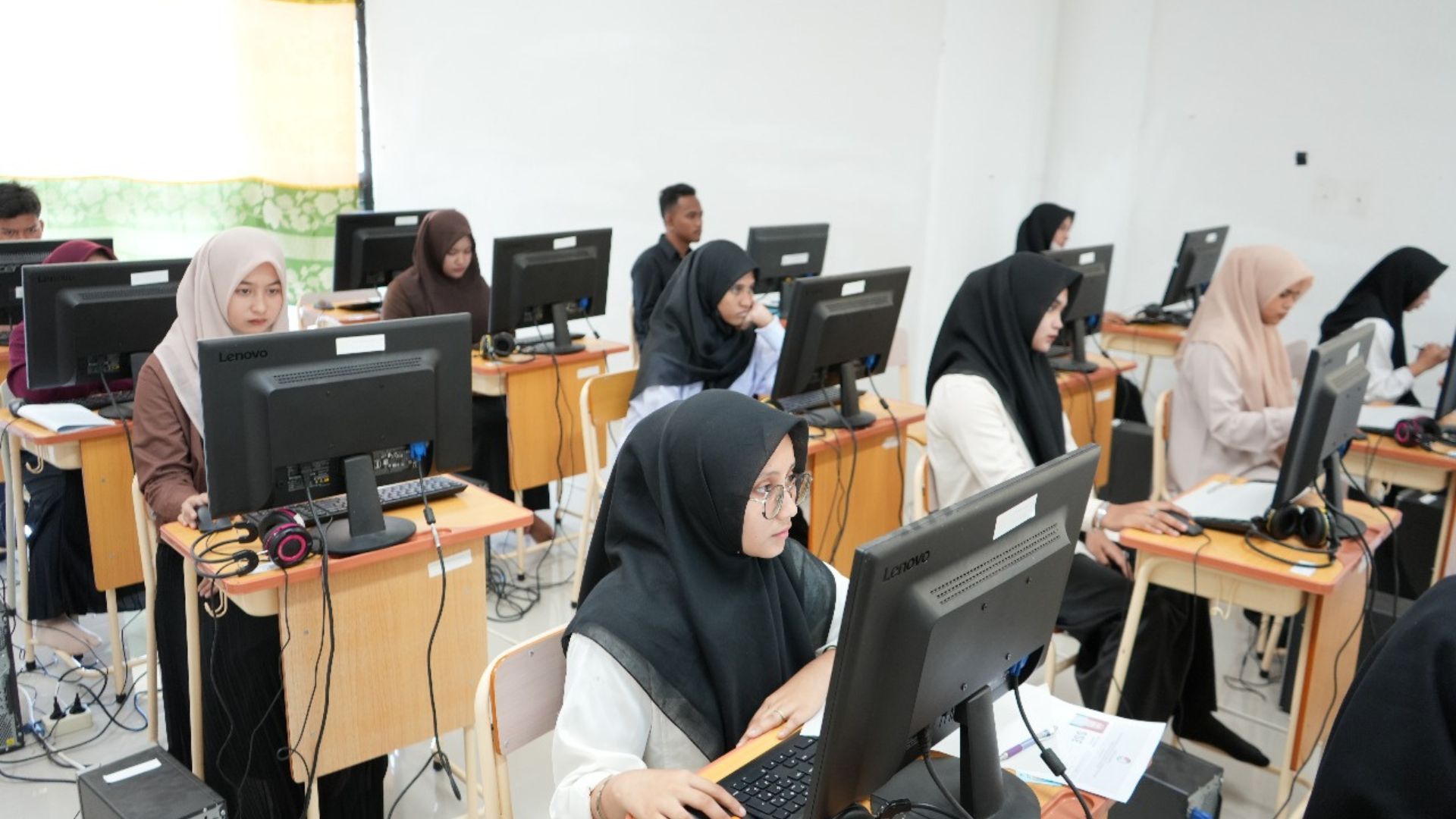 Sejumlah peserta mengikuti Ujian Masuk Perguruan Tinggi Keagamaan Islam Negeri (UM-PTKIN) 2025