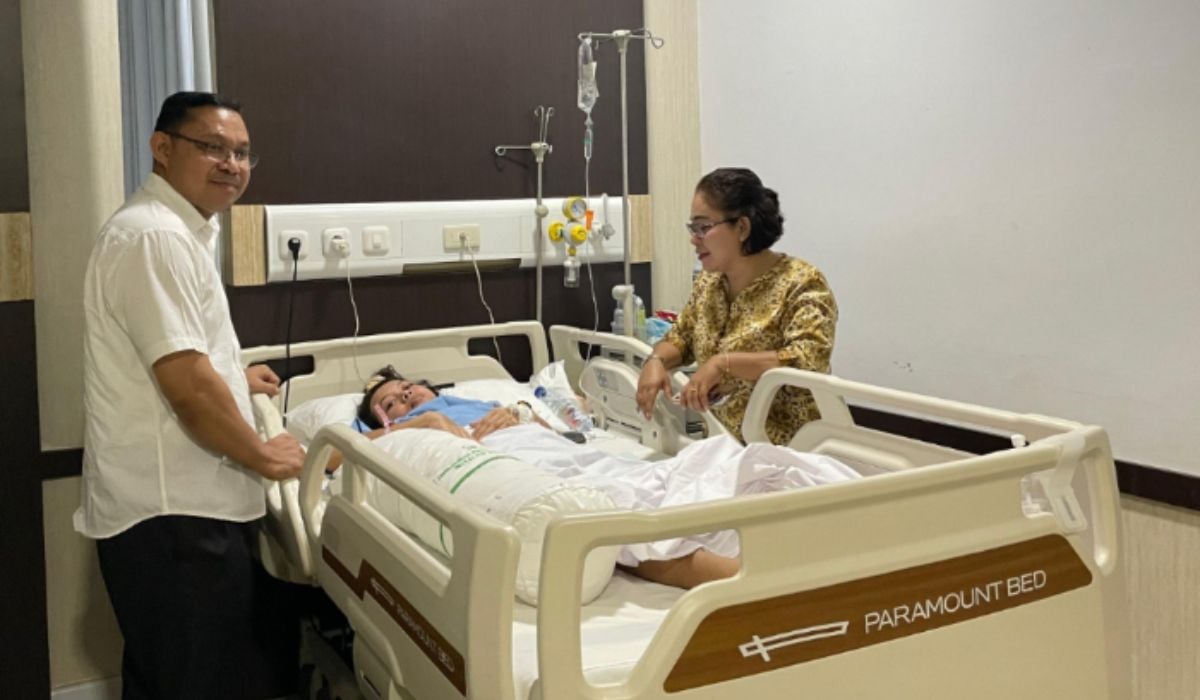 Theresia Siul saat menjalani perawatan medis didampingi pihak keluarga.//