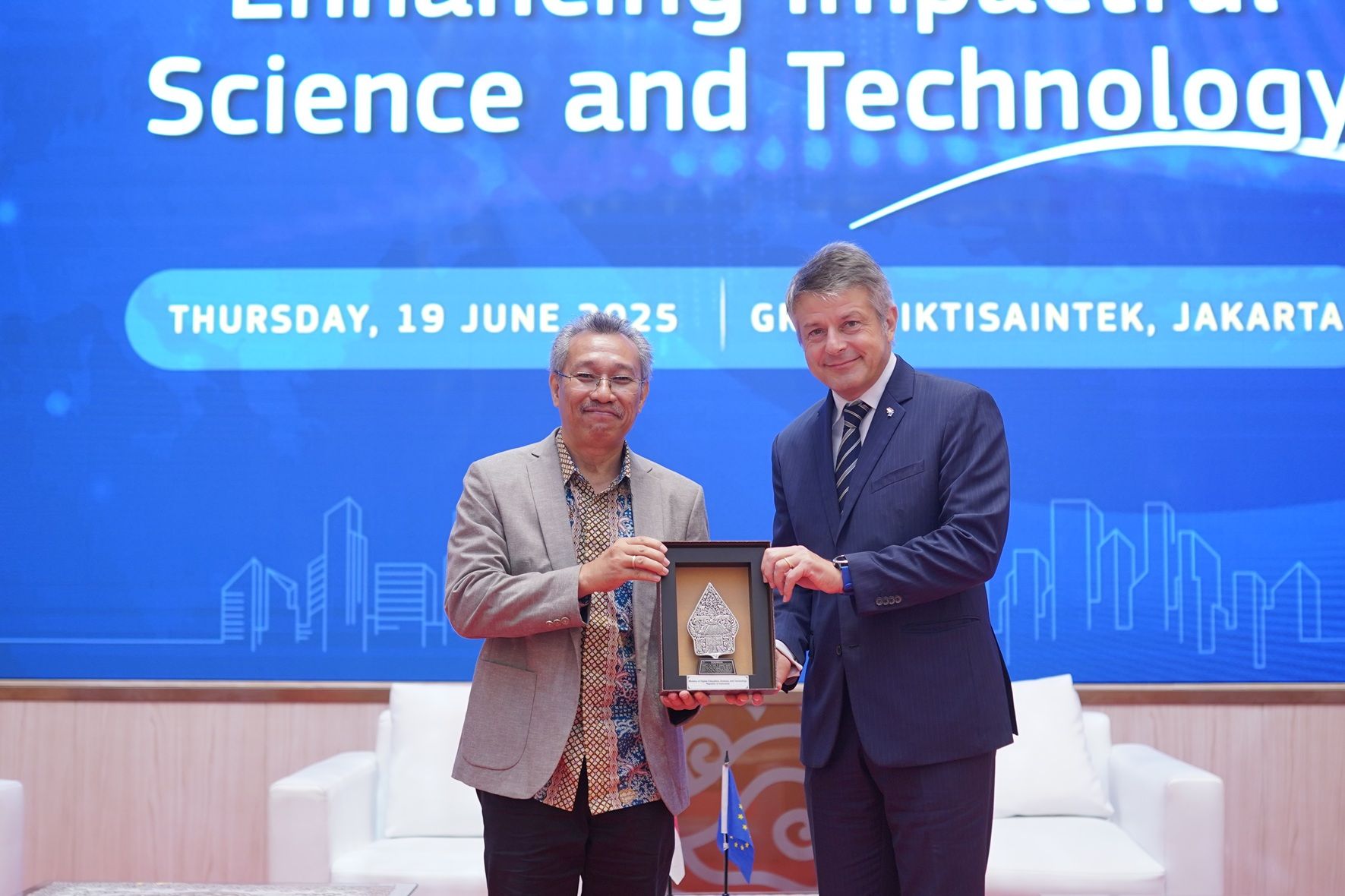 Pemberian cinderamata dalam Forum “EU-Indonesia: Strengthening Impactful Partnerships in Science and Technology” di Grha Kemdiktiksaintek, Senayan, 19 Juni 2025.