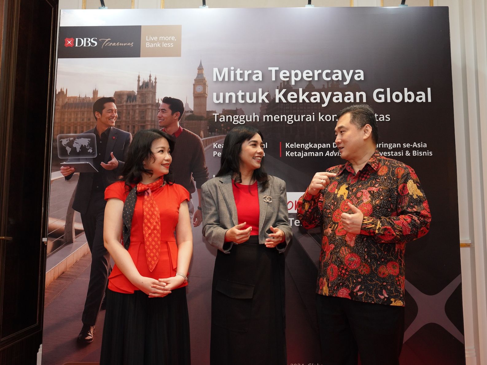 Head of Segmentation, Liabilities, and Secured Lending Natalina Syabana, Consumer Banking Director Melfrida Gultom, dan Head of Investment & Insurance Djoko Soelistyo berbincang pada acara media luncheon bersama DBS Treasures di Jakarta, 19 Juni 2025. 