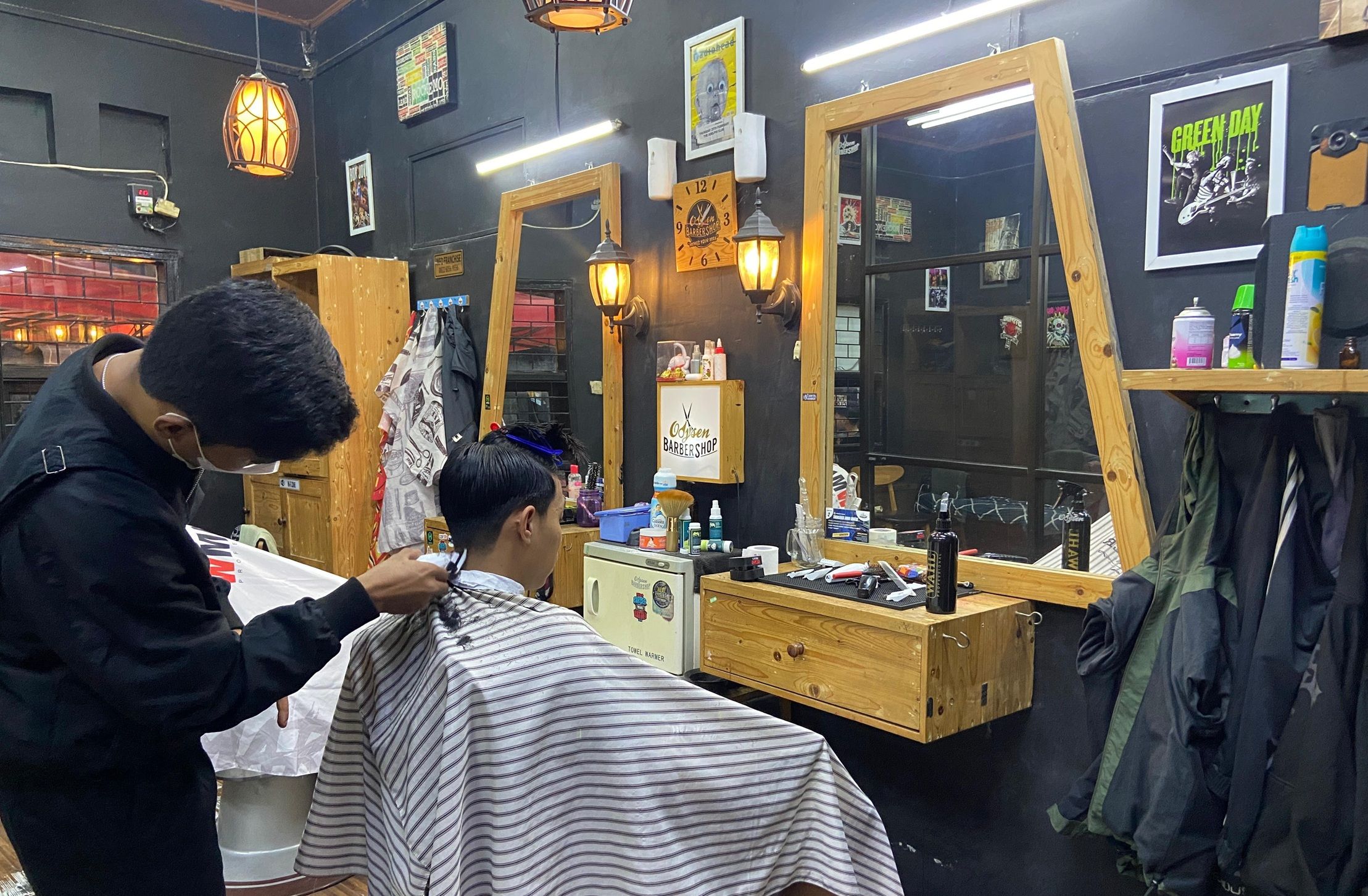 Pelanggan Odysen Barbershop menerima layanan yang cepat, nyaman, personal, serta fleksibel dalam hal pembayaran.