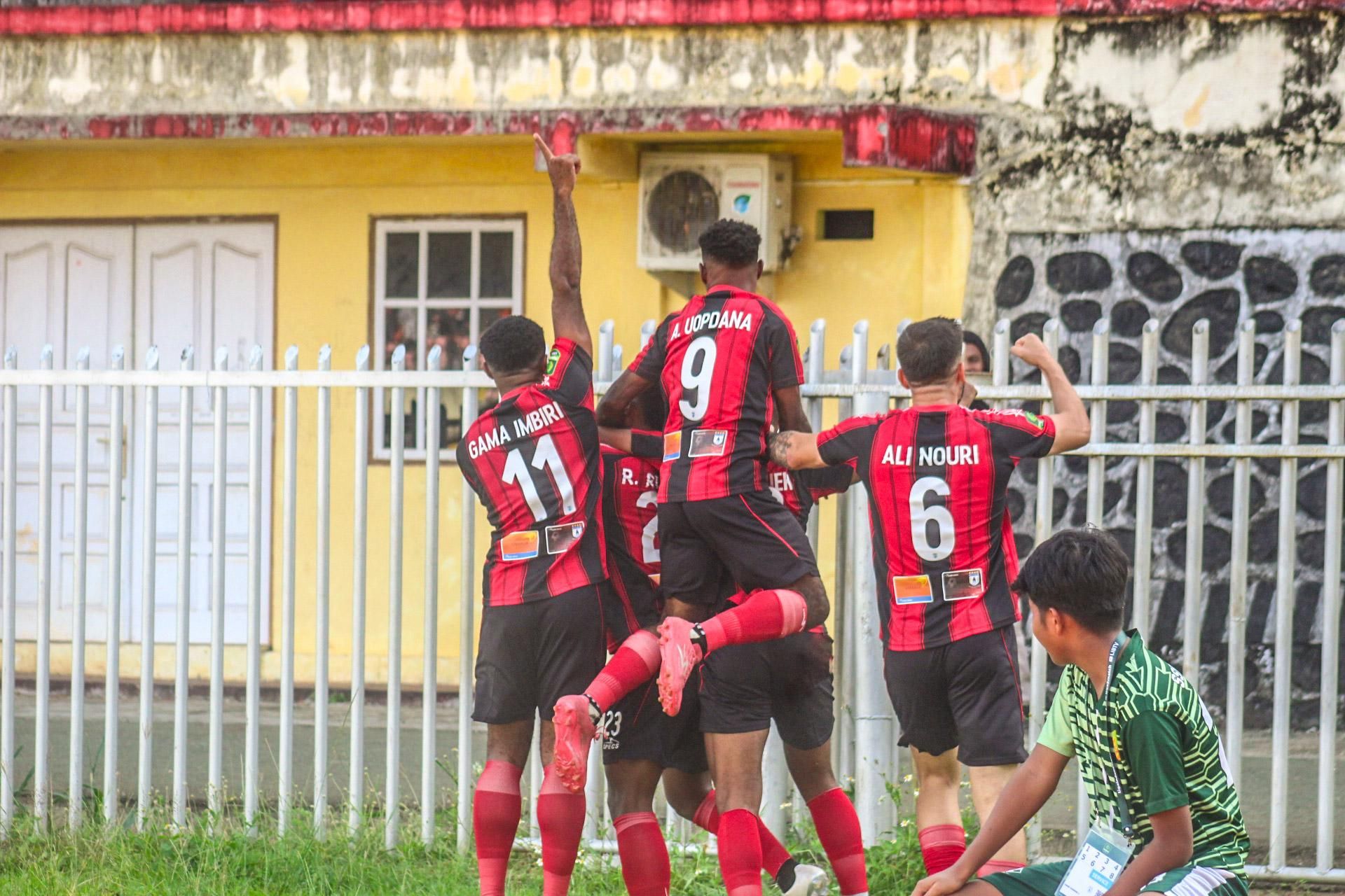 Selebrasi para pemain Persipura usai menjebol gawang lawan ketika bertanding di Stadion Mandala Jayapura dalam kompetisi Liga 2 Indonesia 2024 -2025