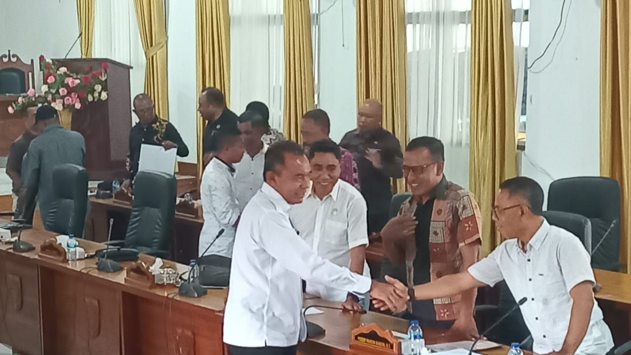 Bupati Anton Doni menyalami anggota DPRD usai sidang Paripurna ke-10.//