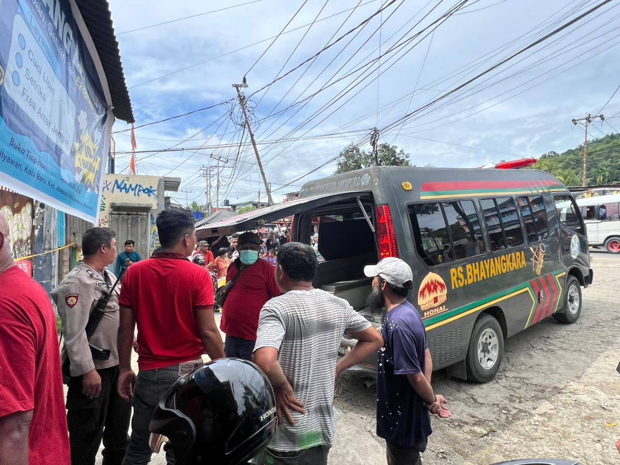 Jasad korban di bawa ke RS. Bhyangkara Jayapura