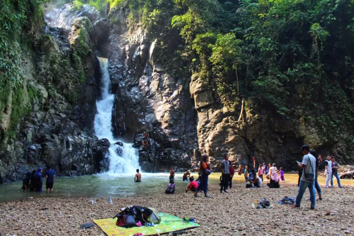 Curug Dengdeng: Pesona Tiga Tingkatan Air Terjun yang Menyegarkan