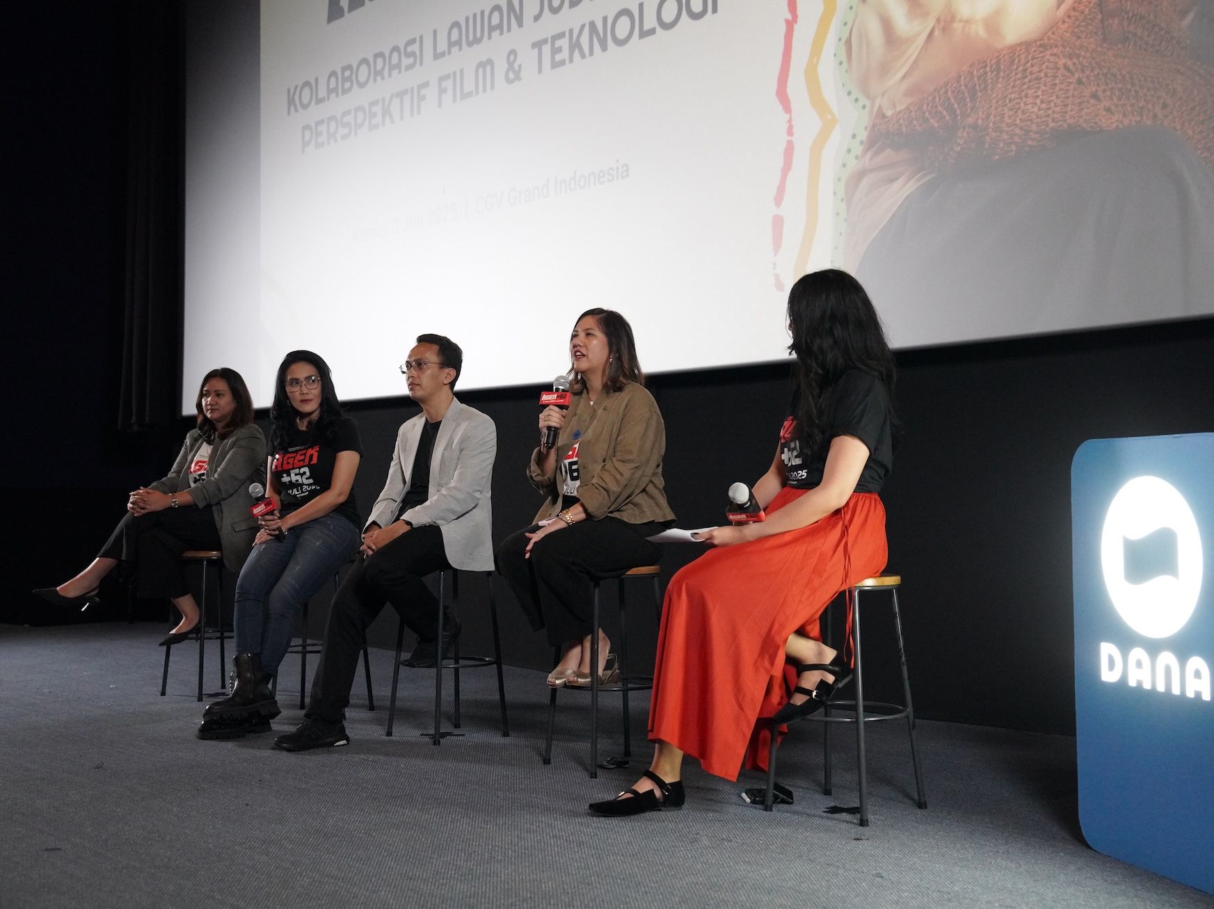 Orchida Ramadhania, Produser Film Agen+62, Rieke Diah Pitaloka, Pemeran Utama Film Agen+62, Teguh Arifiyadi, Direktur Pengawasan Sertifikasi dan Transaksi Elektronik Komdigi, dan Olavina Harahap, Director of Communications DANA Indonesia dalam sesi talk show.  