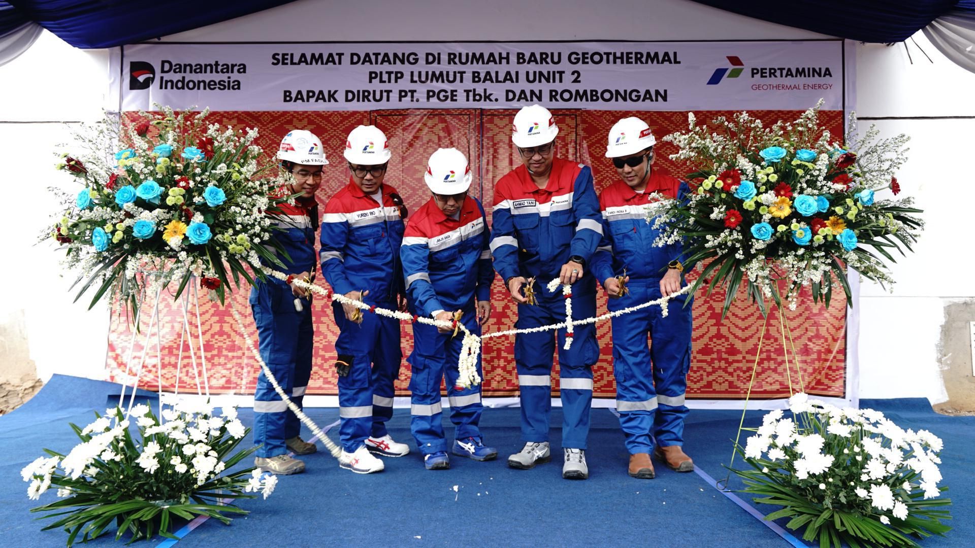 Project Manager PGE Proyek Lumut Balai Unit 2 Achmad Sri Fadli, Dirkeu PGE Yurizki Rio, Dirut PGE Julfi Hadi, Dirops PGE Ahmad Yani, dan VP Project Management PGE Fandi Indra potong pita simbol pencapaian menyelesaikan tahapan penting dalam operasionalisasi PLTP Lumut Balai Unit 2 di Muara Enim