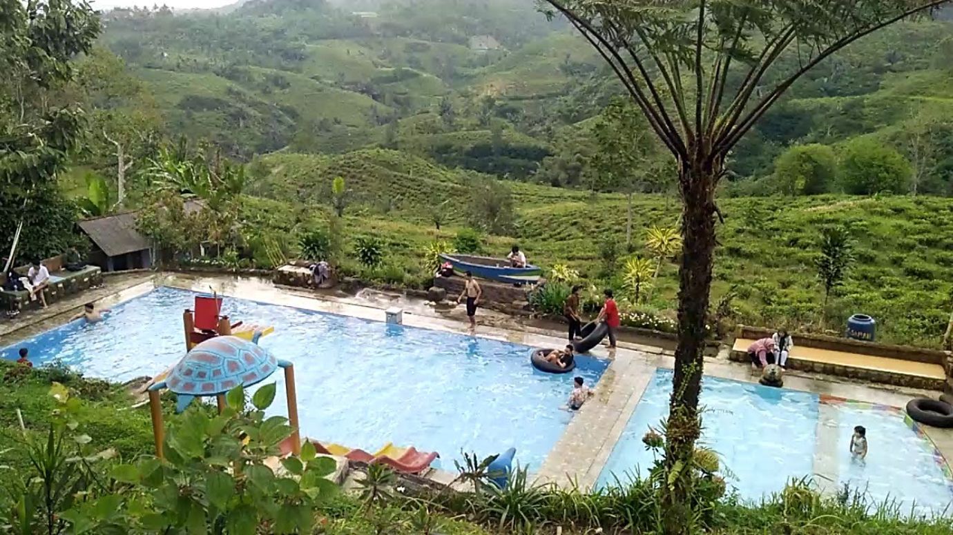 Bukit Kecapi: Berenang dan Bersantai di Pelukan Bukit Hijau