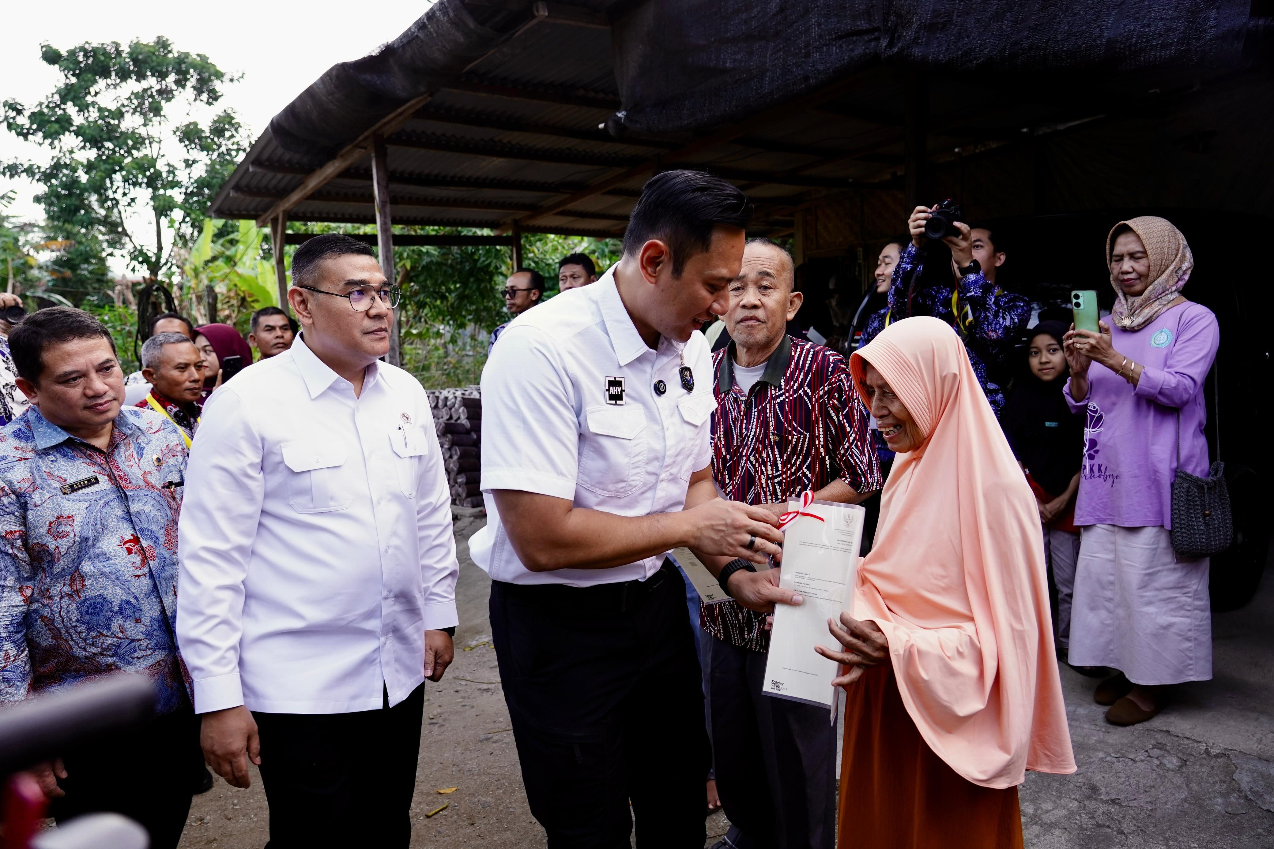 Lampaui Target Penyelesaian PTSL, Menko AHY dan Wamen Ossy Serahkan Langsung Sertipikat Masyarakat Kabupaten Pacitan.