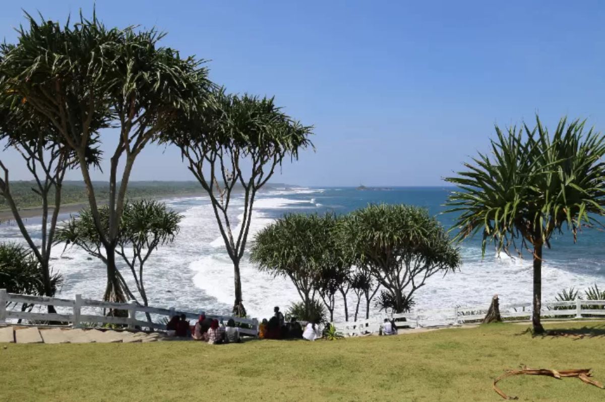 Pantai Karang Tawulan: Keindahan Tebing dan Laut yang Menawan