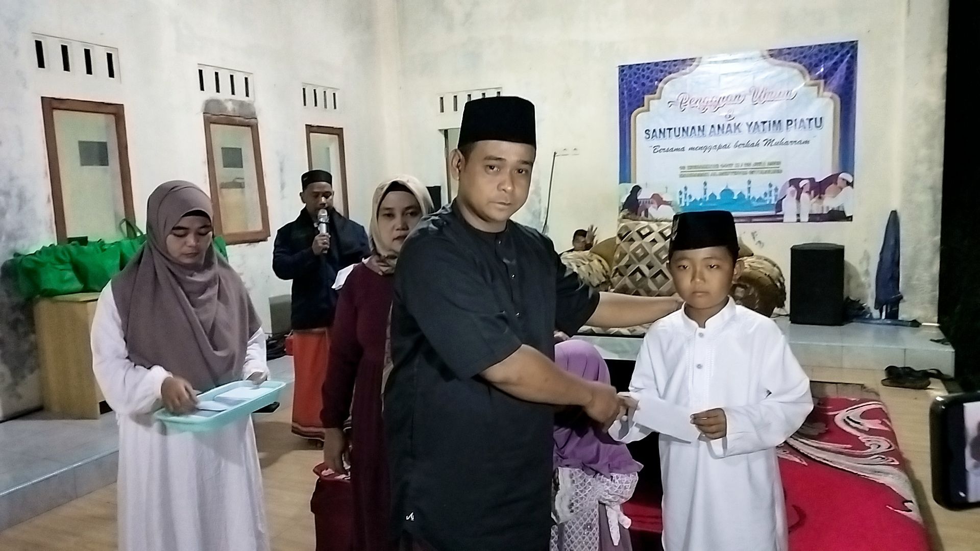 Pemberian santunan secara simbolis oleh Ketua RW 03 Citerewes
