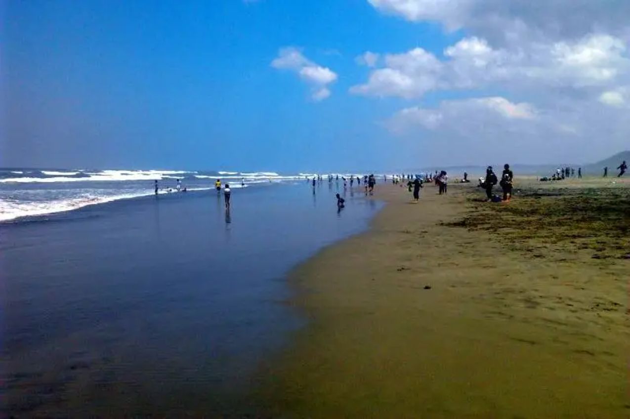 Pantai Cipatujah: Keindahan Garis Pantai Selatan yang Dramatis
