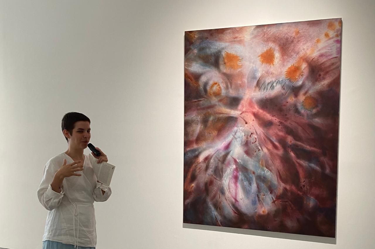 Carmen Ceniga Prado tengah menjelaskan karya lukisnya. Sumber: Lucius GK
