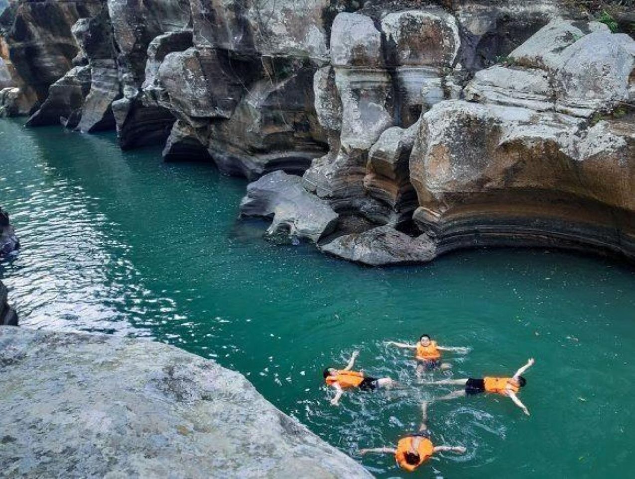 Tonjong Canyon: Keindahan Tersembunyi di Balik Tebing Terjal