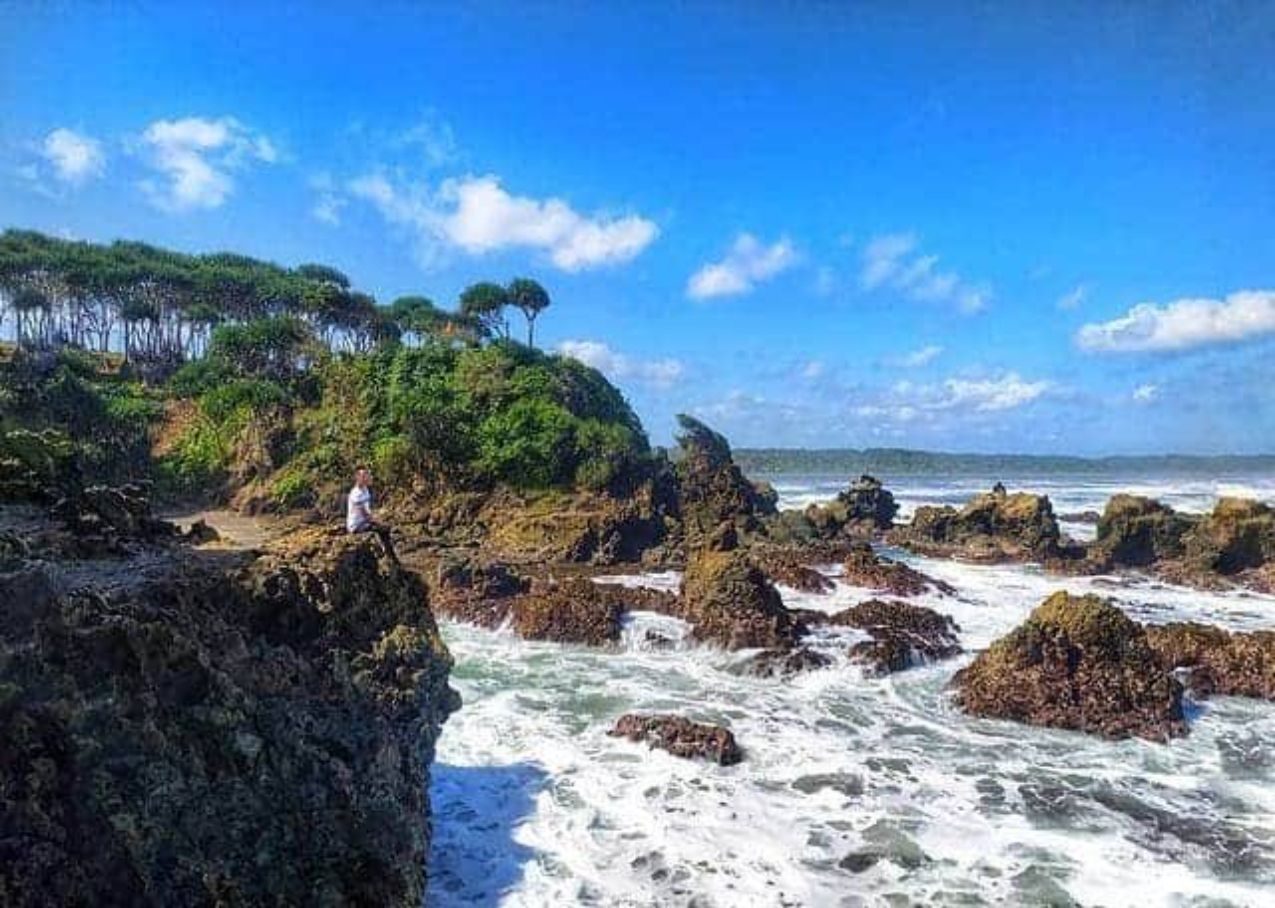 Pantai Karang Tawulan: Surga Tersembunyi di Selatan Tasikmalaya