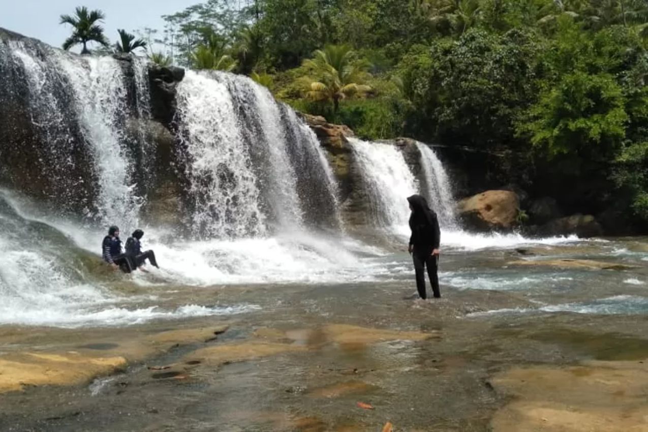 Curug Dengdeng: Pesona Alam Bertingkat Penuh Mitos