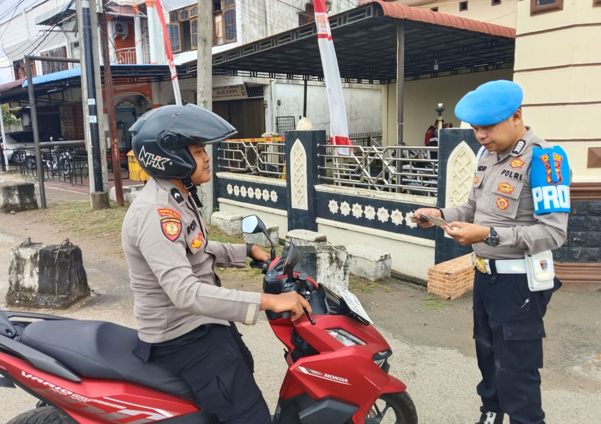 Anggota Polres Lhokseumawe Diperiksa Kelengkapan Surat Kendaraannya di Operasi Patuh 2025
